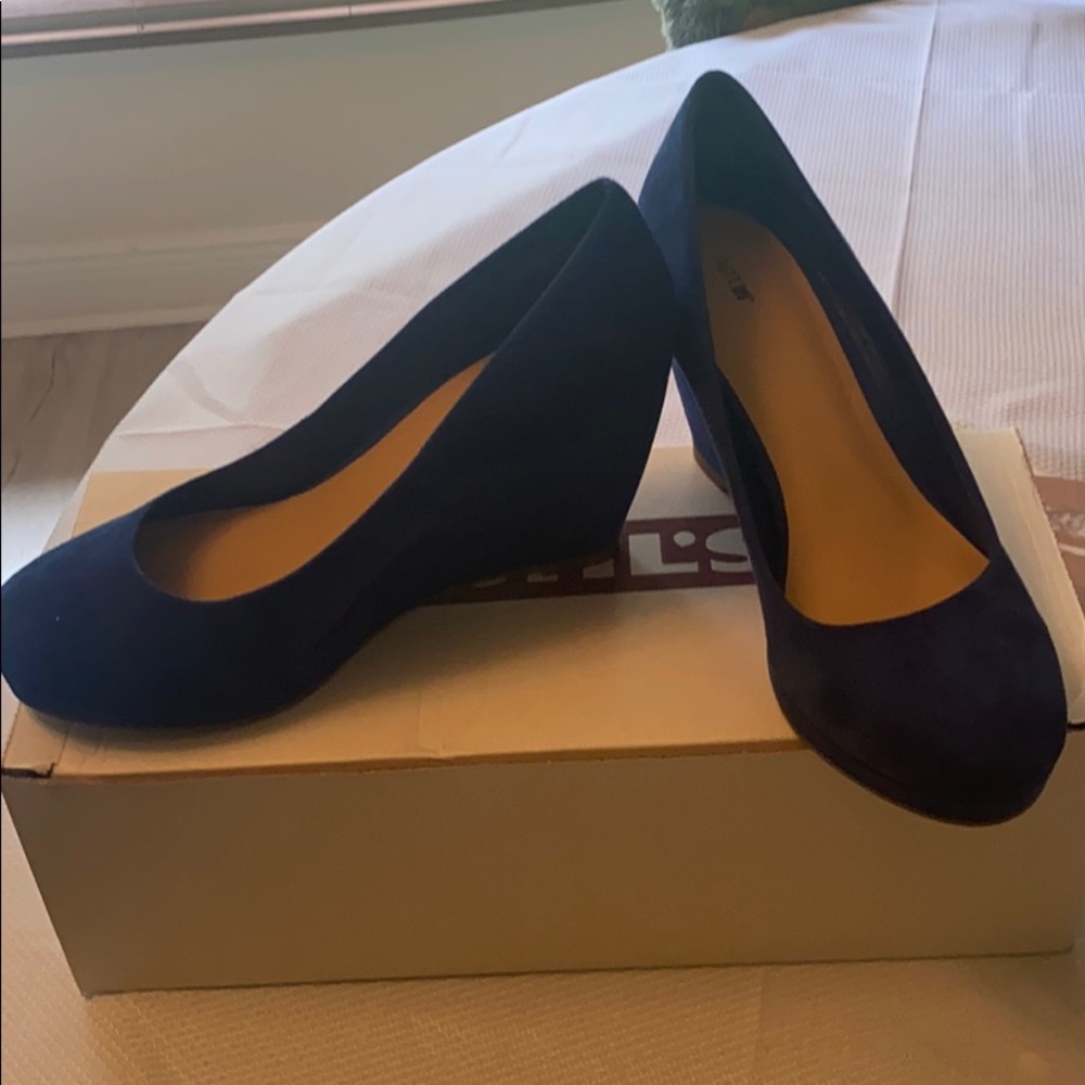 NICE apt.9 shoes  size 8 never used